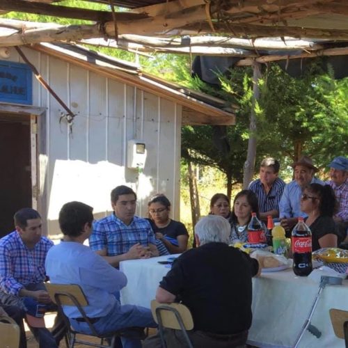 (17 de enero) Junto al alcalde de Traiguén, Ricardo Sanhueza, y el concejal Carlos Spichiger, nos reunimos con la presidenta de la Junta de Vecinos de Malalhue, Teresa Fuentes, quien junto a los demás habitantes de la localidad nos expusieron diversas inquietudes en materia de desarrollo social.