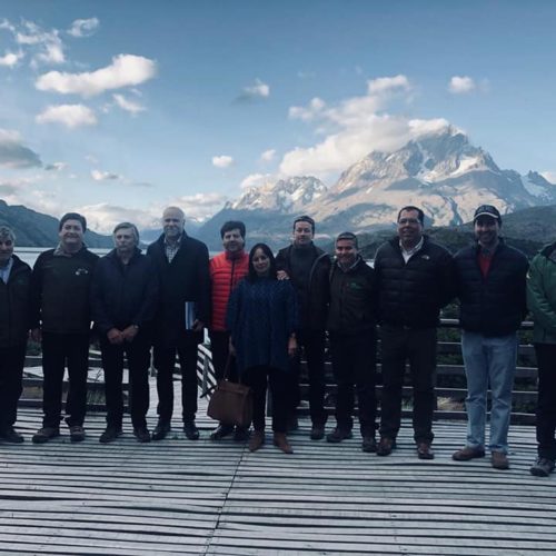 (14 de Diciembre) Con la presencia del alcalde de Torres del Paine, el Director Nacional de CONAF, el SAG y la Seremi de Agricultura; la Comisión de Agricultura se comprometió a trabajar por soluciones para problemáticas de la Agrupación de Ganaderos y empresarios turísticos de Magallanes.