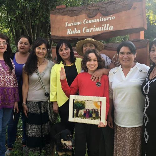 (5 de Diciembre)Un grato encuentro con la agrupación de mujeres emprendedoras KEYUWAYIÑ. Mujeres admirables que con esfuerzo y liderazgo han sacado adelante a sus familias. Trabajaremos para que puedan exhibir sus productos en exposiciones locales y a nivel nacional