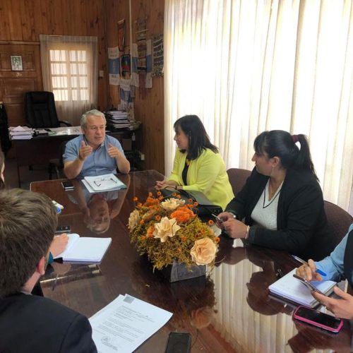 (5 de diciembre) En reunión con el alcalde de Teodoro Schmidt, Alfredo Riquelme, junto a su administradora municipal, su Secplan y su jefe de Gabinete, además de mi equipo territorial, con quienes planificamos proyectos y solicitud de diversas audiencias con ministros del Gobierno para contribuir a un mejor desarrollo para la comuna.